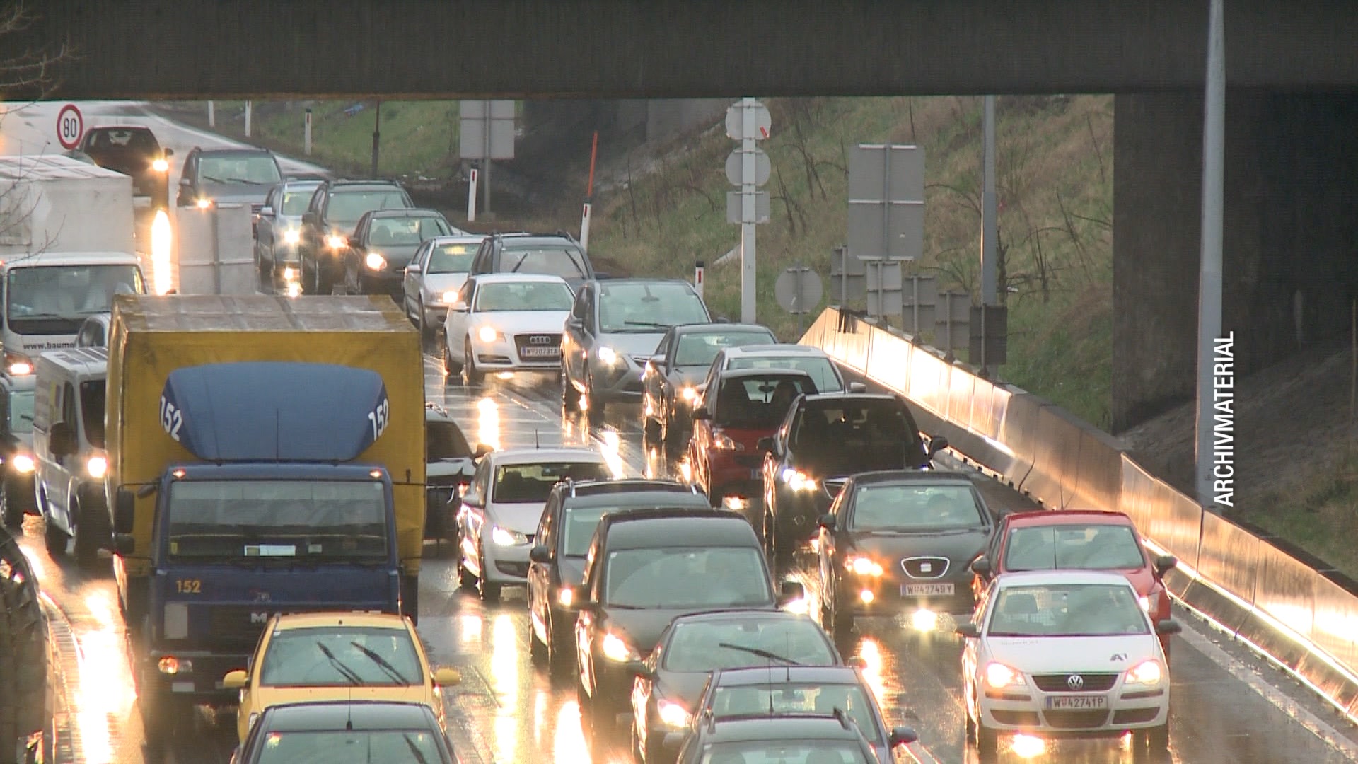 Stau Nach Lkw Unfall Auf Der Tangente News W24