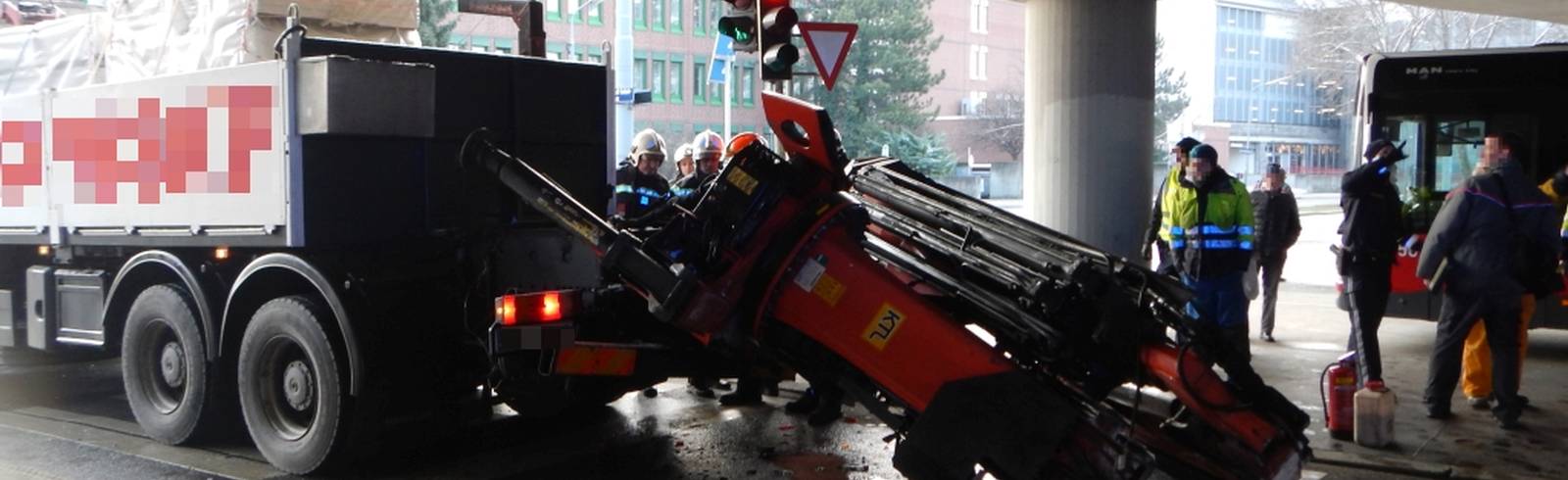 Donaustadt: Lkw kracht gegen Brücke