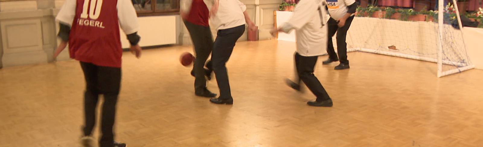 Fußball im Festsaal und Anzug