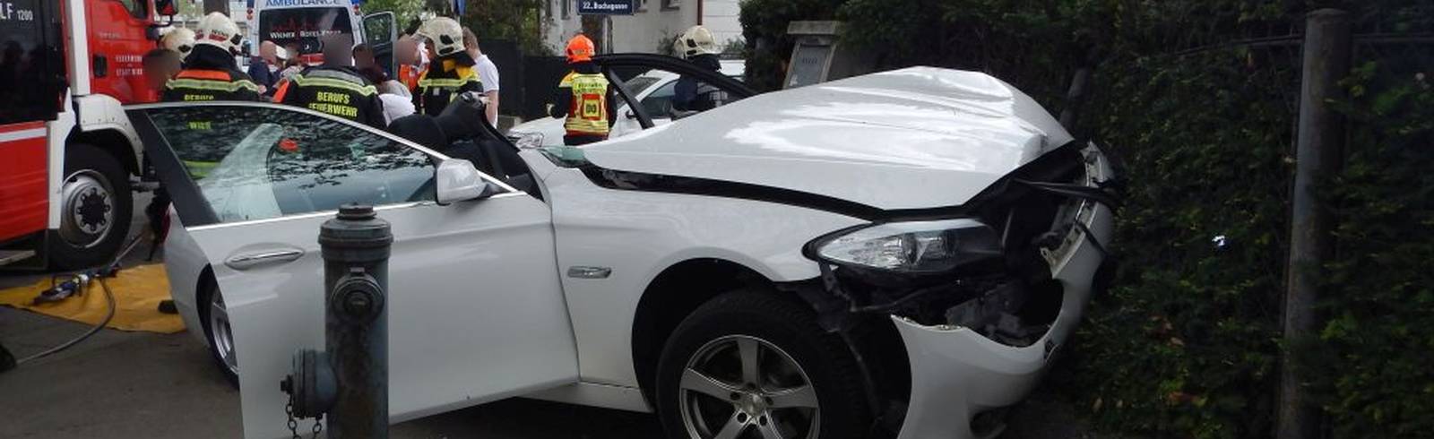 Verkehrsunfall: Rettungsaktion aus dem Auto