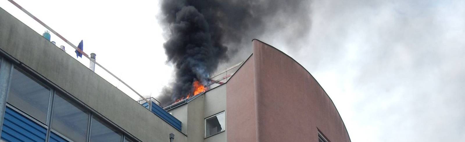 Favoriten: Wohnhaus-Dach fing Feuer