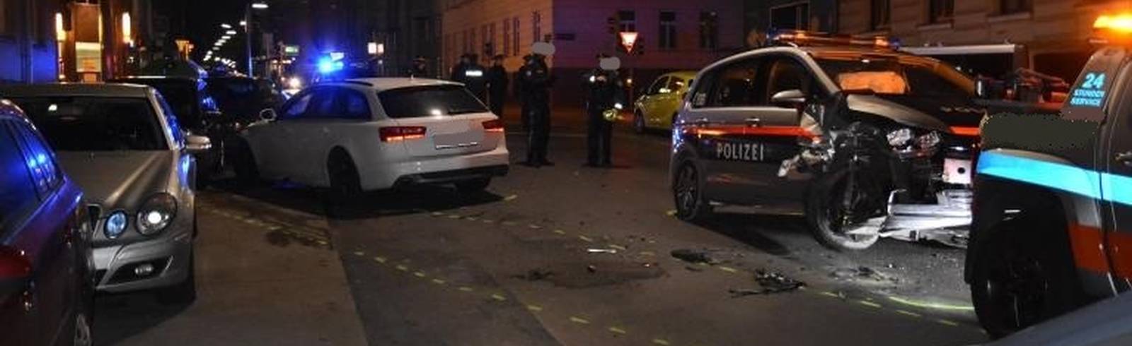 Alko-Lenker rast mit voller Wucht in Polizeiauto