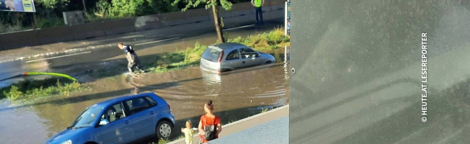 Bezirksflash: Wasserrohrbuch legt Straße lahm