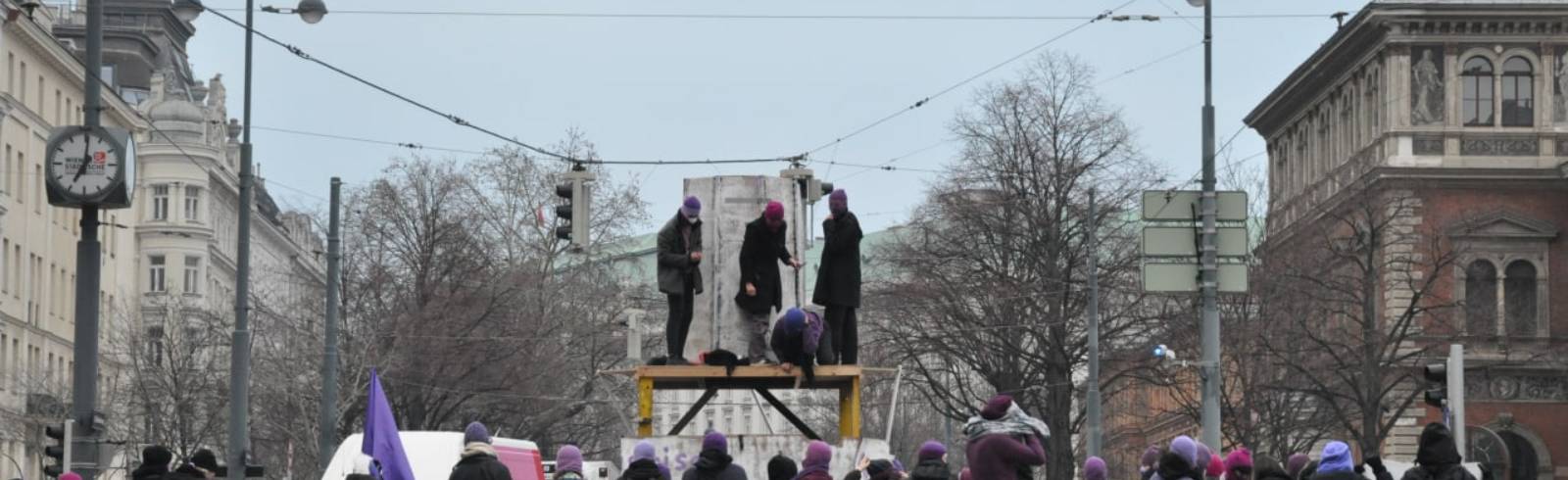 Feministische Ring-Blockade bei Lueger Denkmal