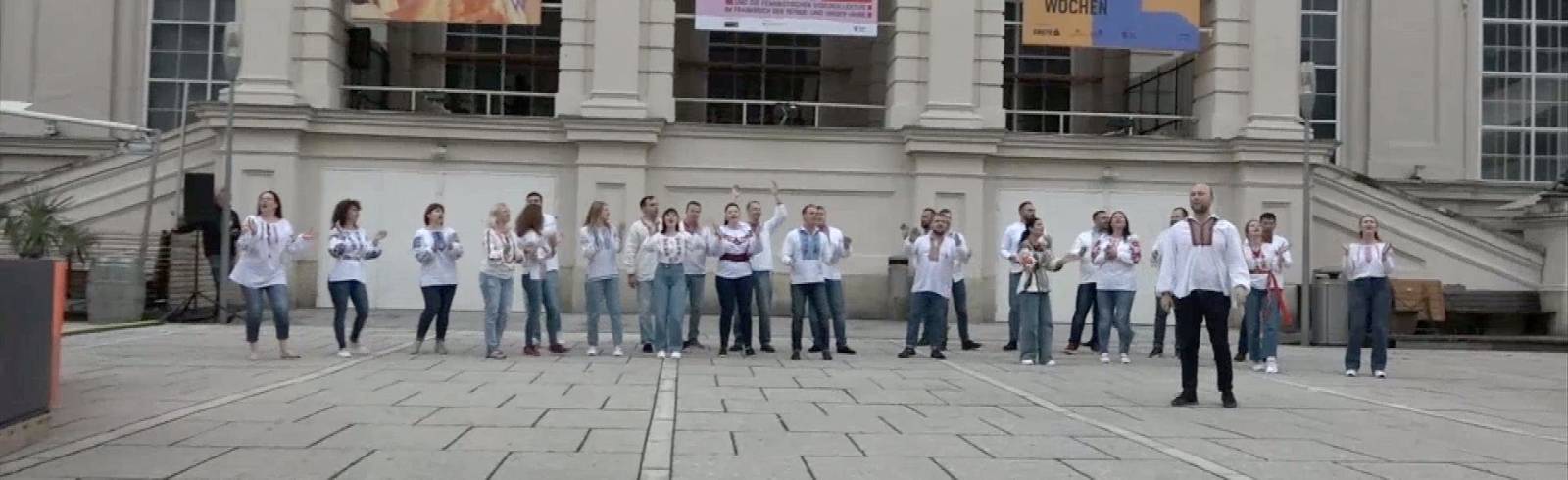 Bezirksflash:  Flashmob für die Ukraine im MQ