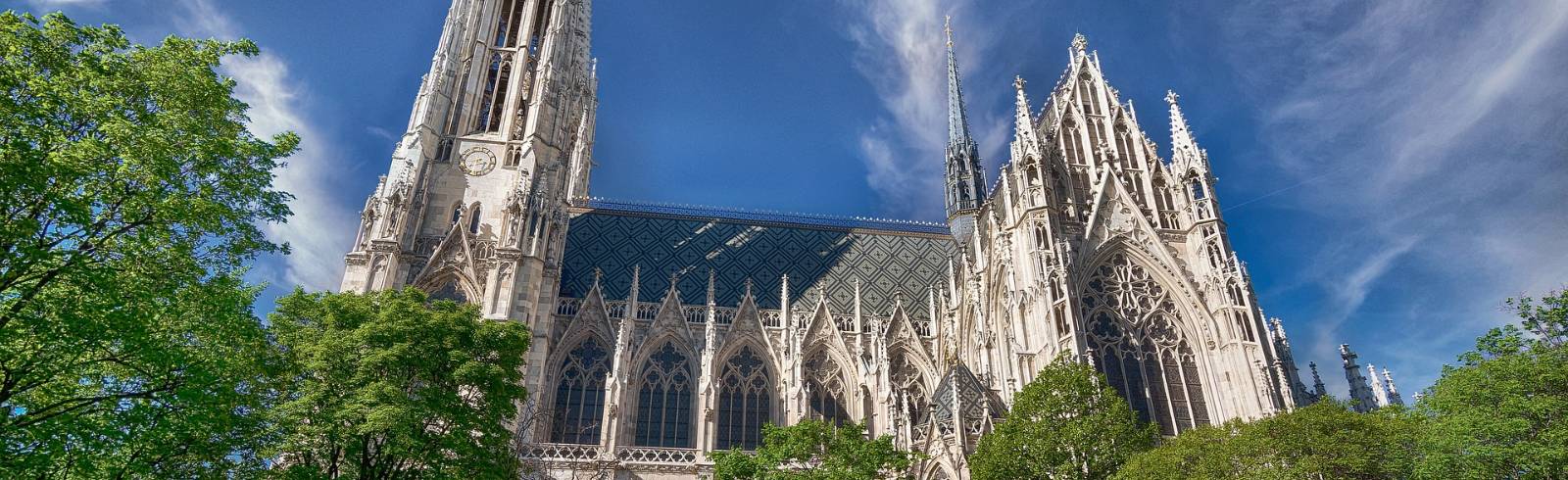 Fassade der Votivkirche wird vom Gerüst befreit