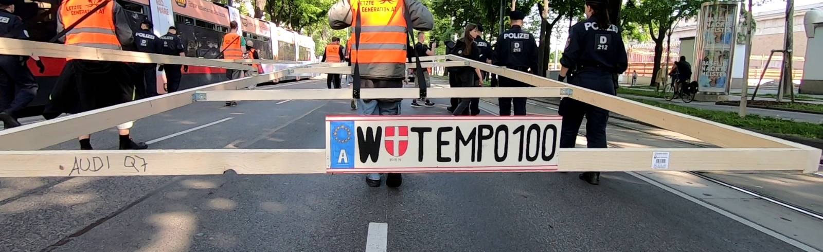 Klimaaktivist*innen blockieren in Wien Frühverkehr