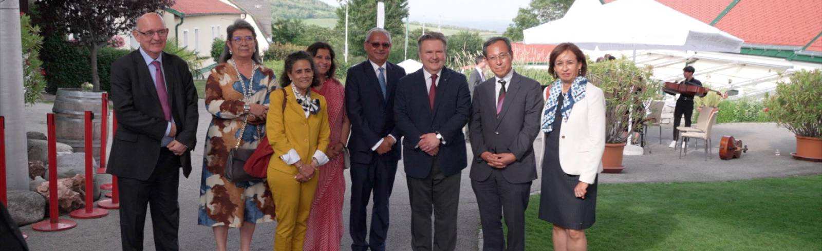 Diplomat*innen zu Gast am Weingut Cobenzl