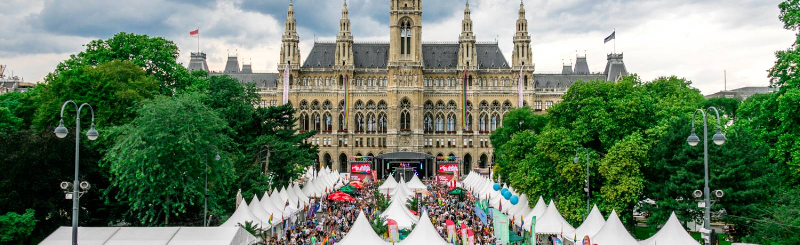 W24 LIVE von der Wiener Regenbogenparade