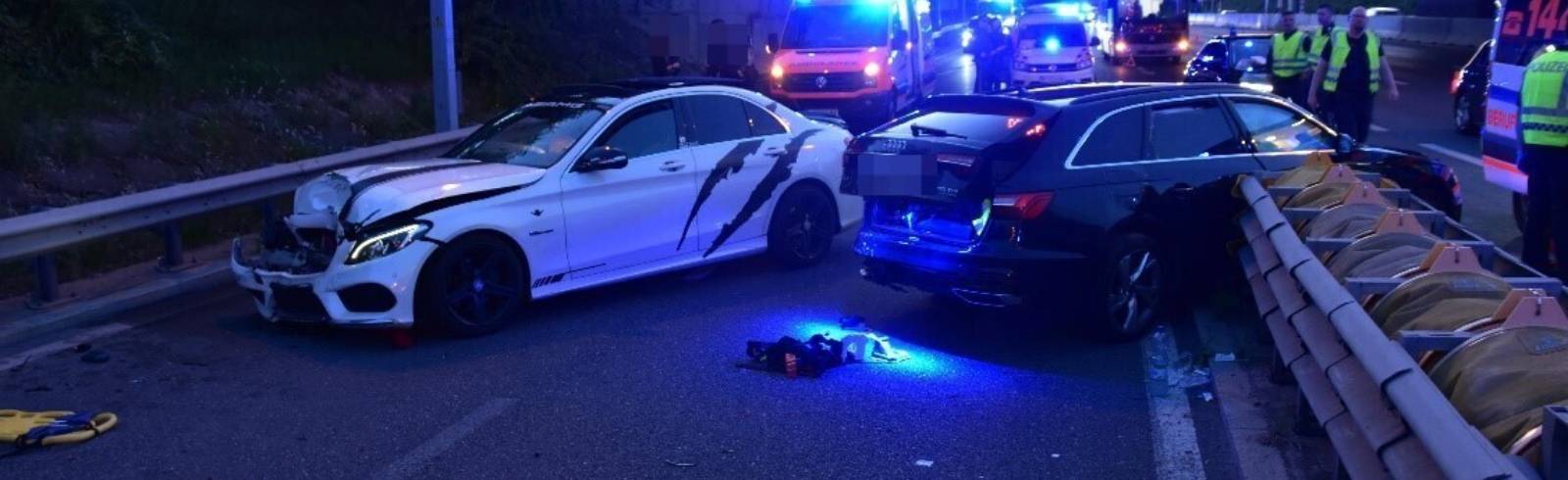 Jung-Raser touchiert Polizeiauto