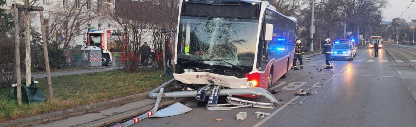 Bus kracht in Leopoldstadt gegen Lichtmast