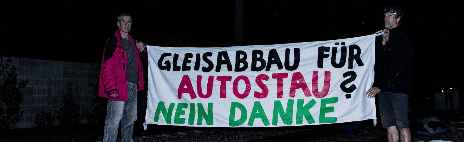 Stadtstraße: Protest auf Zuggleisen