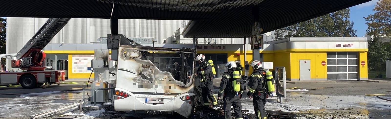 Wohnmobil brannte bei Tankstelle aus