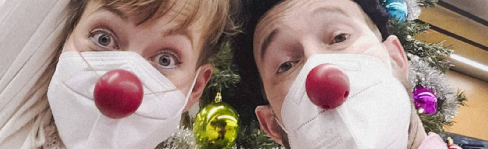 Rote Nasen Clowns auf Vorweihnachtsmission