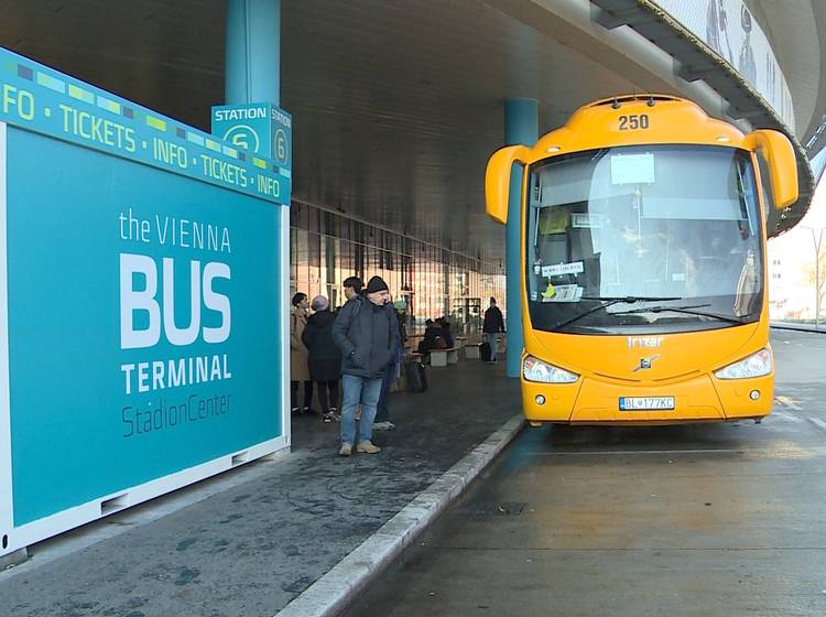 Großer Bahnhof um den Bus