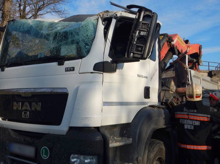 LKW räumt Bahnunterführung ab