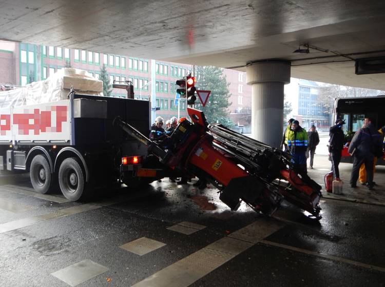 Donaustadt: Lkw kracht gegen Brücke