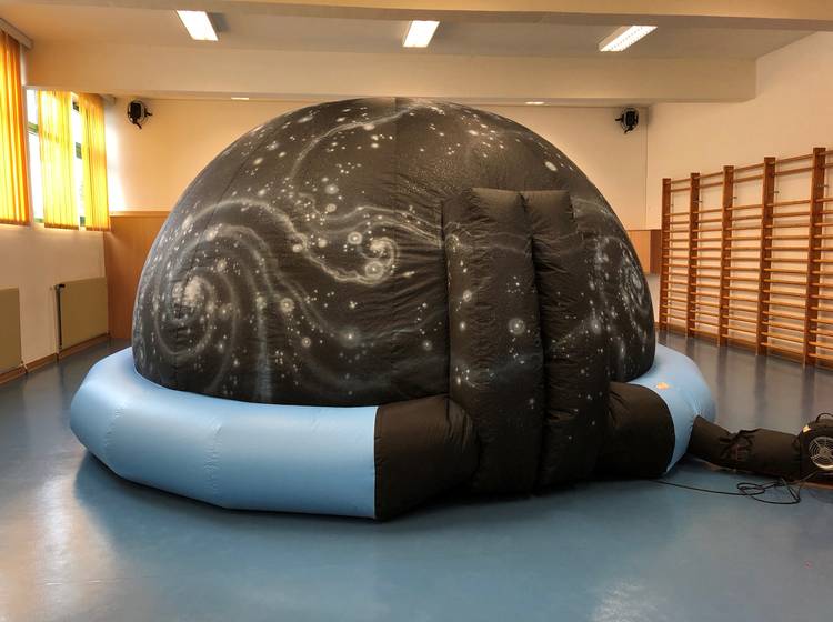 Reise zu den Sternen mit Pop-Up-Planetarium