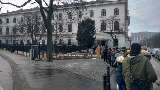 Lange Schlange für leuchtenden Papagei