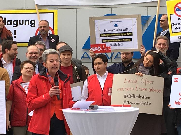 Protest vor UKH Meidling mit Menschenkette