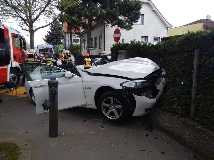 Verkehrsunfall: Rettungsaktion aus dem Auto