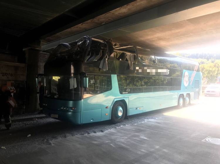 Penzing: Bus crasht in Brücke