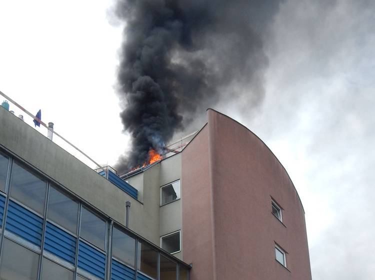 Favoriten: Wohnhaus-Dach fing Feuer