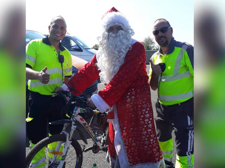 Radelnder Weihnachtsmann auf A4 unterwegs