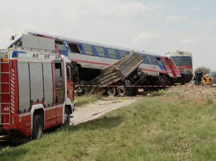 LKW crasht in Zug: Drei Schwerverletzte