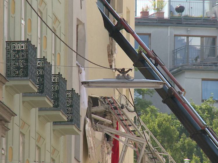 Feuerwehr muss 180 kg Mann aus Wohnung befreien