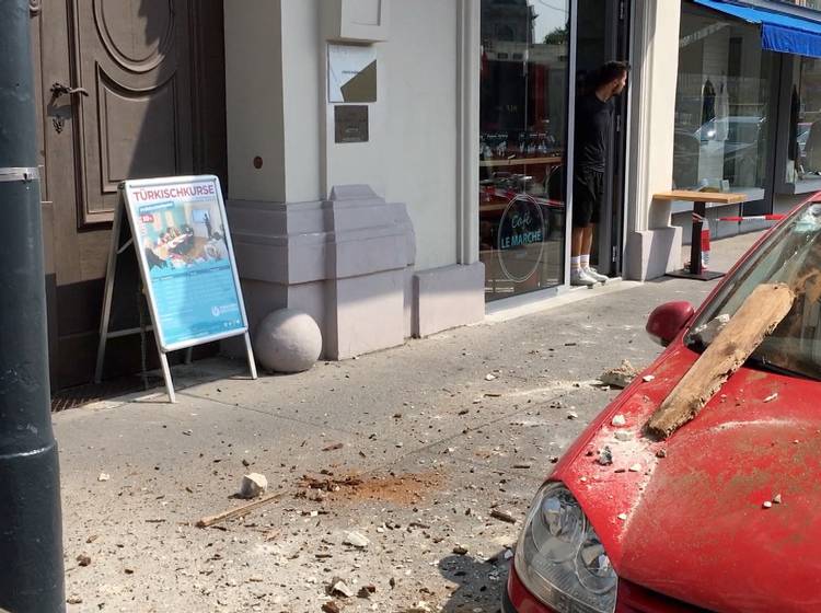 Bezirksflash: Fassadenteile stürzen auf Straße