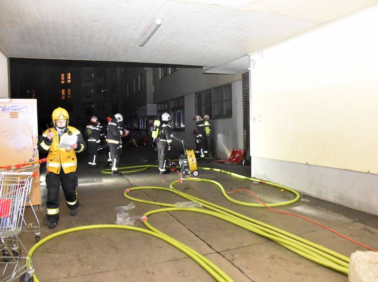 W24-Bezirksflash: Vier Verletzte bei Kellerbrand