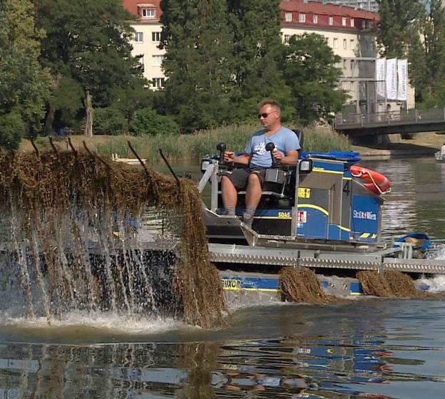 Donaustadt: Mähboote bereits im Einsatz