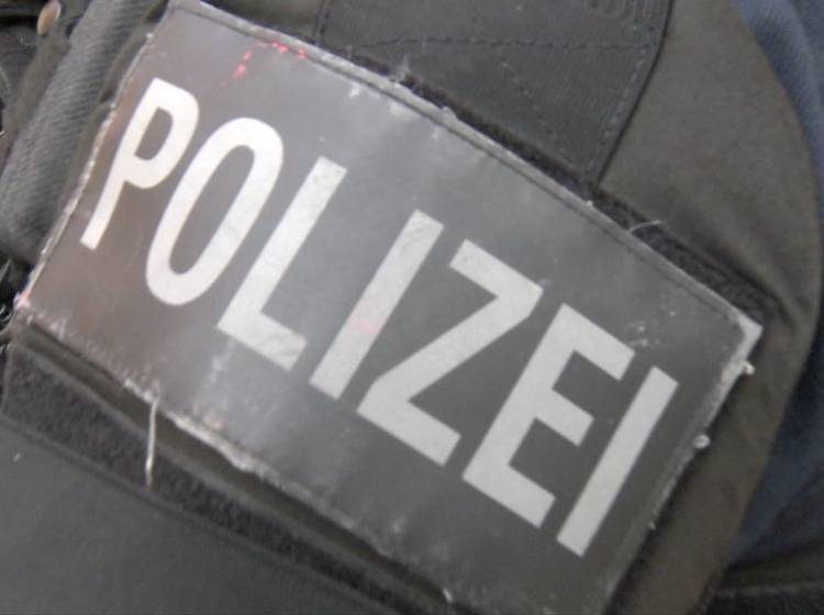 Bezirksflash: Frau mit Messer schwer verletzt