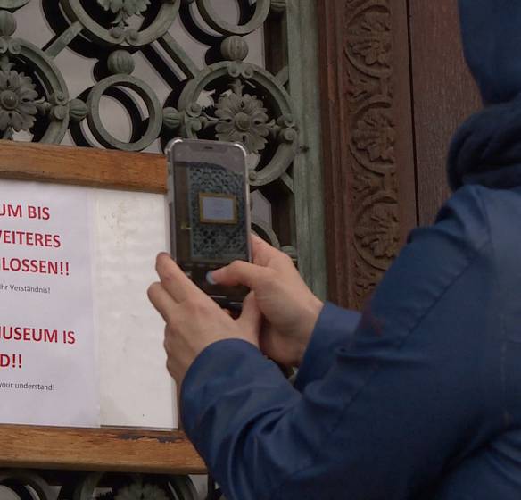 Touris vor verschlossenen Türen