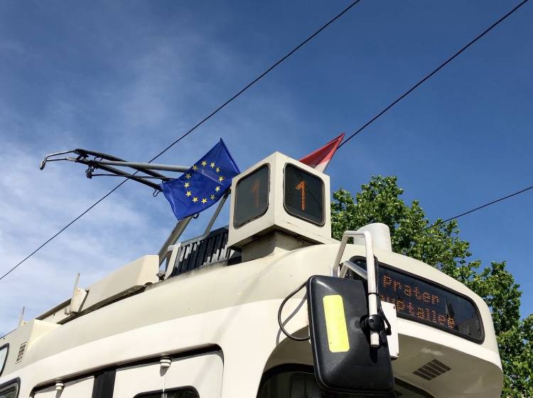 EU: Straßenbahnen zeigen Flagge