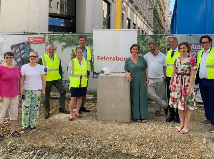 Neubau: Feierabend-Fahne für Kirchengasse