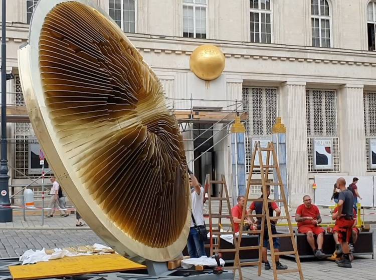 Bezirksflash: Was steckt hinter dieser Riesen-Skulptur?