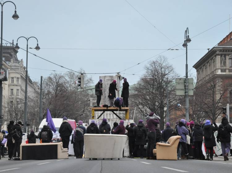 Feministische Ring-Blockade bei Lueger Denkmal