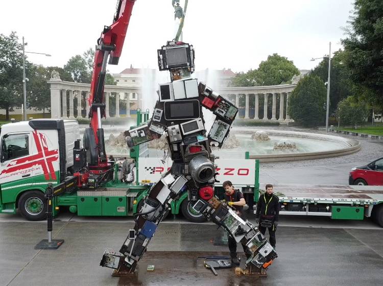 Eine Tonne Elektroschrott am Schwarzenbergplatz