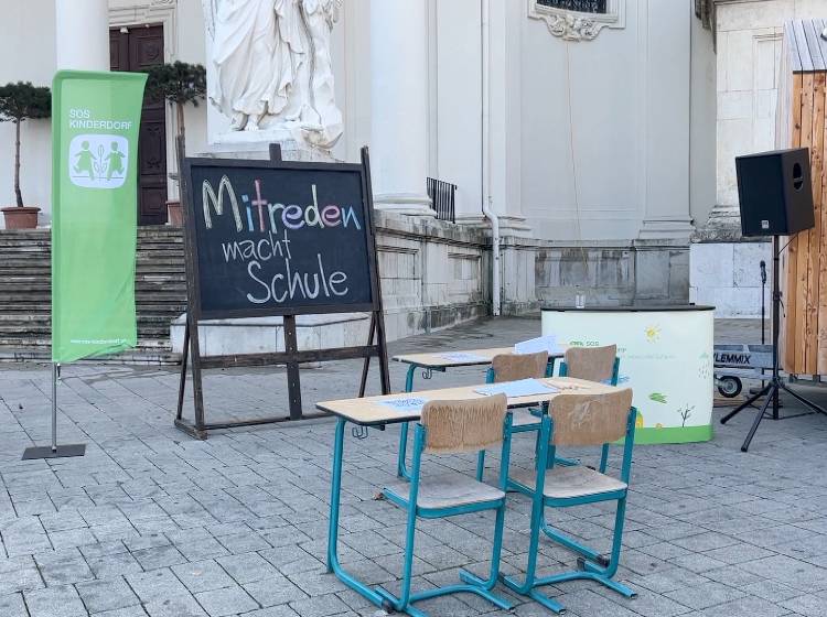 Bezirksflash: Wieso steht ein Klassenzimmer am Karlsplatz?