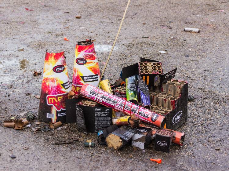 Pyrotechnik in Lüftungsschacht beschädigt Haus