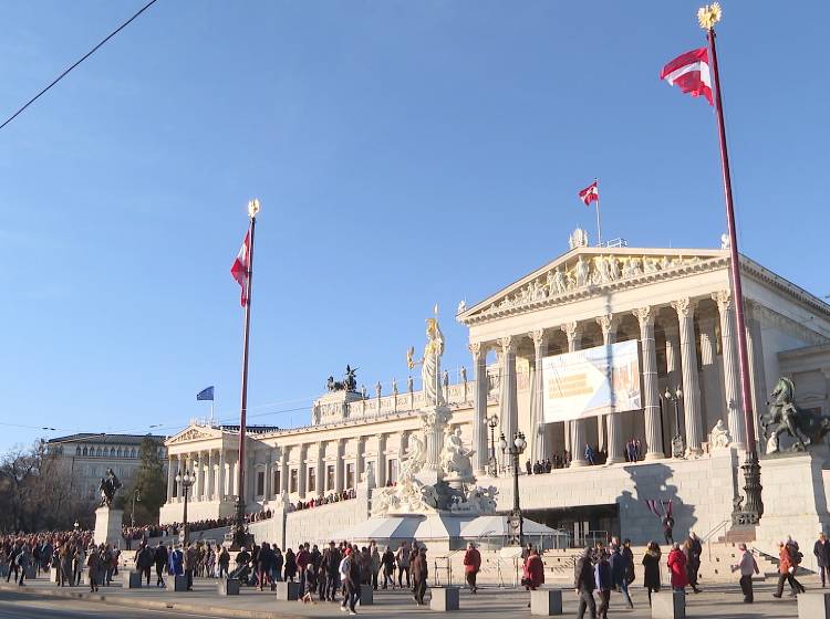 25.000 Besucher*innen im neuen Parlament