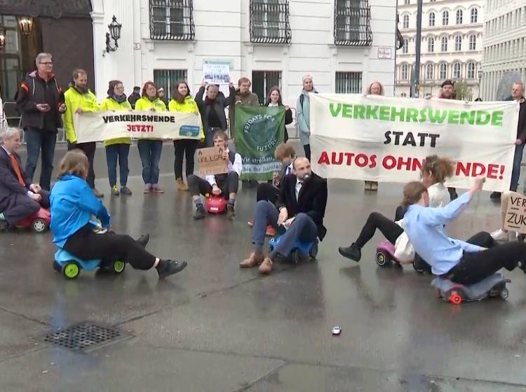 Mit Bobbycars gegen den Autogipfel