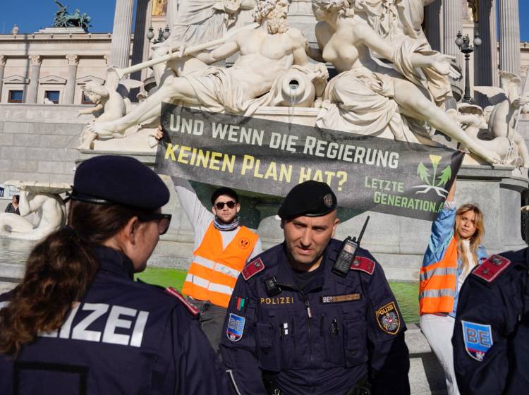 Bezirksflash: Grüne Farbe im Parlamentsbrunnen