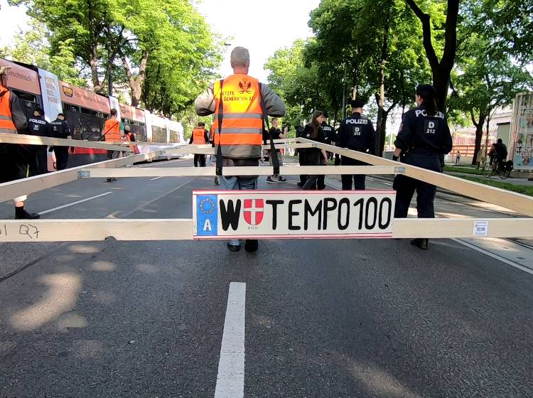 Klimaaktivist*innen blockieren in Wien Frühverkehr