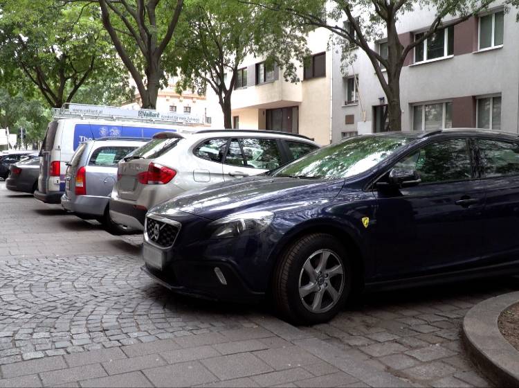 Hier steht wer drüber: Große Autos - enge Wege