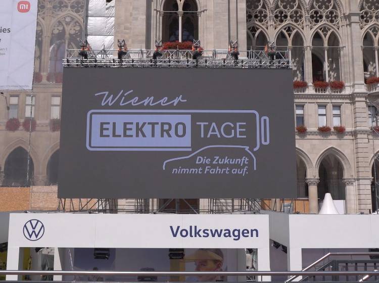 Elektrotage: Rathausplatz "unter Strom"