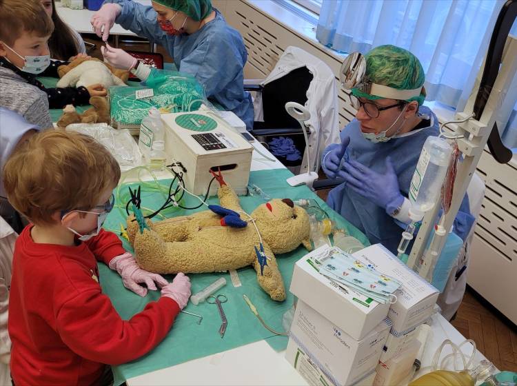 Das Teddybär-Krankenhaus operiert wieder