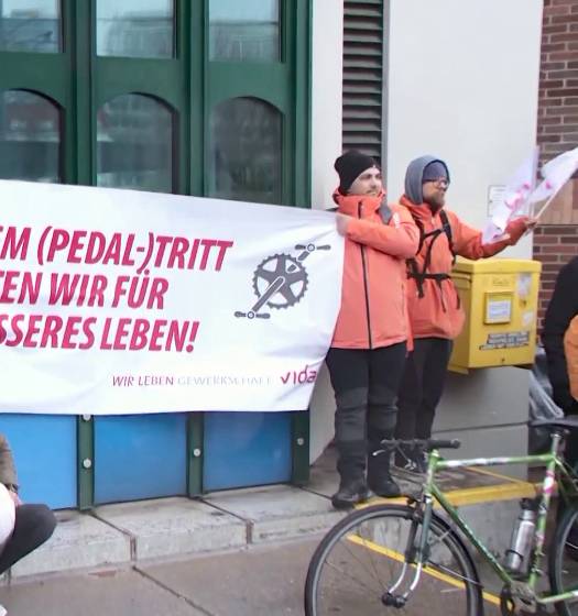 Fahrradboten demonstrieren für bessere Arbeitsbedingungen